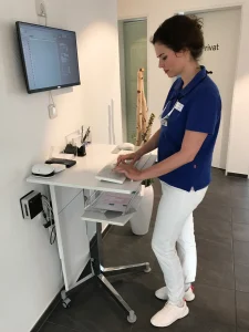 zahnmedizinische-Fachangestellte-an-einer-Hygienetastatur-Purekeys-e1524032971825 zahnmedizinische Fachangestellte an einer Hygienetastatur Purekeys